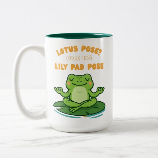 Funny Frog Yoga Cartoon Lotus Lily Pad Pose Design ツートーンマグカップ (左)