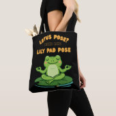 Funny Frog Yoga Cartoon Lotus Lily Pad Pose Design トートバッグ (クローズアップ)