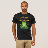 Funny Frog Yoga Cartoon Lotus Lily Pad Pose Design Tシャツ (正面フル)