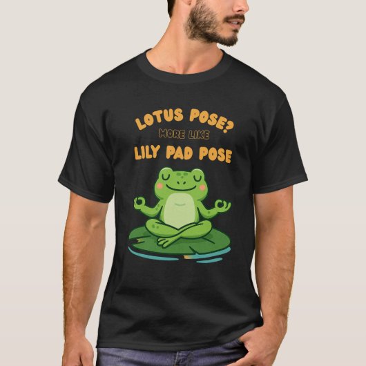 Funny Frog Yoga Cartoon Lotus Lily Pad Pose Design Tシャツ (正面)