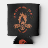 Funny Gay Cuzzi Heated Rivalry Cabin Campfire 缶クーラー (正面)