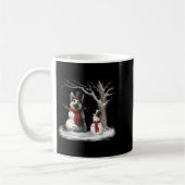 Funny German Shepherd Dog In The Snow Tree Christm コーヒーマグカップ (左)