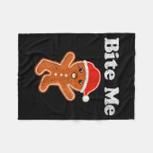 Funny Gingerbread Man Bite Me Christmas Cookie Cos フリースブランケット (正面(横))