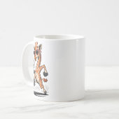 Funny Giraffe Playing Soccer Ll Artwork Cool Anima コーヒーマグカップ (正面左)