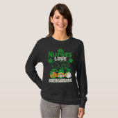 Funny Gnomes Nurse St Patricks Day Nurses Love She Tシャツ (正面フル)