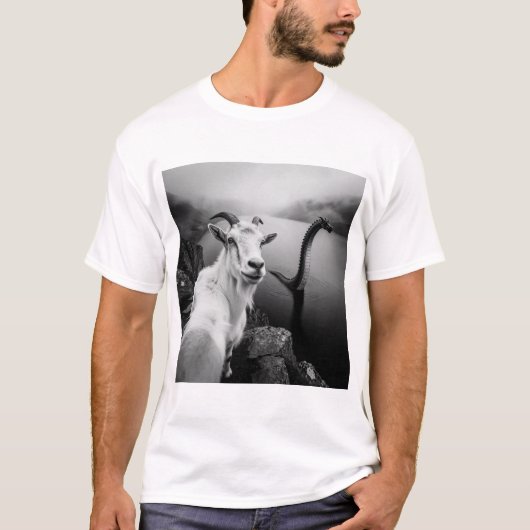 Funny Goat Selfie with Loch Ness Monster T-Shirt  Tシャツ (正面)
