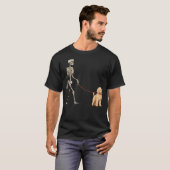 Funny Goldendoodle Skeleton Dog Walking Halloween  Tシャツ (正面フル)