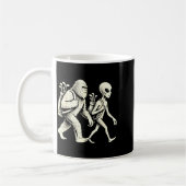 Funny Golf Bigfoot Sasquatch Alien Ufo Golfer  コーヒーマグカップ (左)