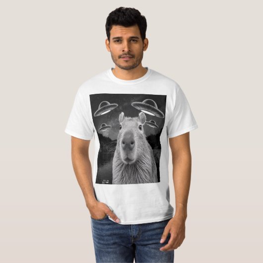 Funny Graphic Capybara Selfie with UFOs Weird Tシャツ (正面フル)