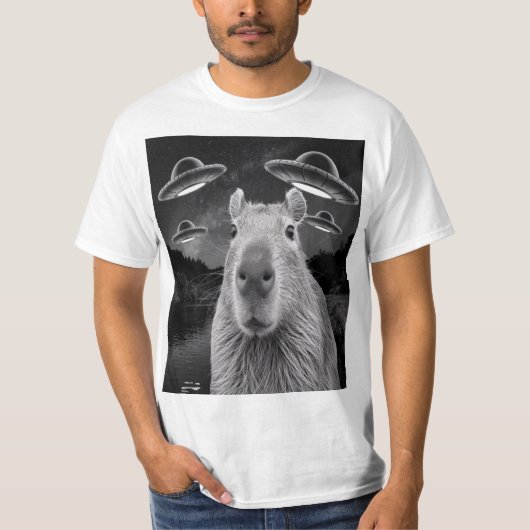 Funny Graphic Capybara Selfie with UFOs Weird Tシャツ (正面)
