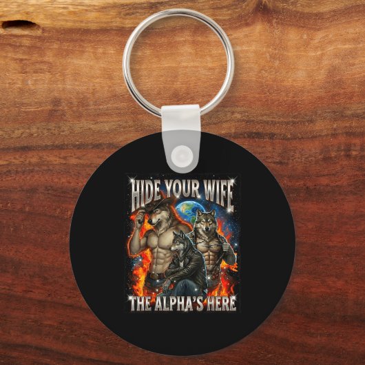 Funny Graphic Tee Hide Your Wife The Alpha Is Here キーホルダー (正面)