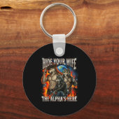 Funny Graphic Tee Hide Your Wife The Alpha Is Here キーホルダー (正面)