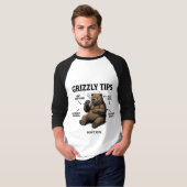 Funny Grizzly Bear Survival Tips Outdoor Humor Tシャツ (正面フル)