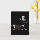 Funny Halloween Bernese Mountain Dog And Skeleton カード (黄色い花)