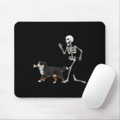 Funny Halloween Bernese Mountain Dog And Skeleton マウスパッド (マウス)