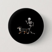 Funny Halloween Bernese Mountain Dog And Skeleton  缶バッジ (正面)