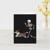 Funny Halloween Cardigan Welsh Corgi And Skeleton  カード (黄色い花)