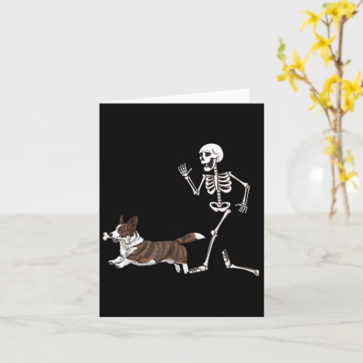Funny Halloween Cardigan Welsh Corgi And Skeleton  カード (黄色い花)