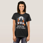 Funny Halloween Gnome Trio Haunted Vintage Castle Tシャツ (正面フル)