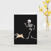 Funny Halloween Pug And Skeleton  カード (黄色い花)
