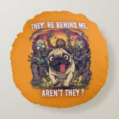 Funny Halloween Pug Round Pillow – “They’re Behind ラウンドクッション (正面)