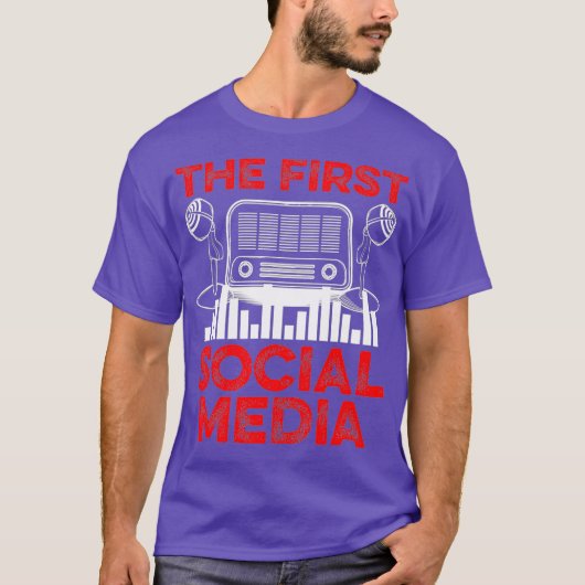 Funny Ham Radio Operator First Social Media Tシャツ (正面)