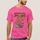 Funny "Hang in There, It Gets Worse" Cat and Shark Tシャツ (正面)