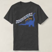 Funny Hanukkah Menorasaurus Brachiosaurus & Menora Tシャツ (デザイン正面)