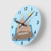Funny happy walrus cartoon illustration ラウンド壁時計 (傾斜)