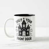 Funny Haunted Castle Mugs – “Shut Your Front Door” ツートーンマグカップ (左)