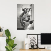 Funny Highland Cow Bathroom Print, Newspaper ポスター (ホームオフィス)