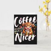 Funny Highland Cow Coffee Makes Me Nicer Quote Hum カード (黄色い花)