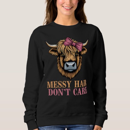 Funny Highland Cow Pink Bow, Messy Hair Don’t Care スウェットシャツ (正面)