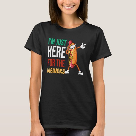 Funny Hot Dog Quote I'm Just Here For The Wieners Tシャツ (正面)