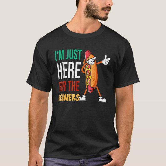 Funny Hot Dog Quote I'm Just Here For The Wieners Tシャツ (正面)