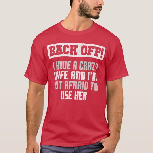 Funny Husband Back Off I Have A Crazy Wife Sarcast Tシャツ (正面)