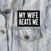 Funny Husband Birthday Sarcastic My Wife Beats Me 缶バッジ (インサイチュ)