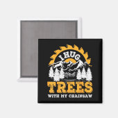 Funny I Hug Trees Chainsaw Logger Mountain Design  マグネット (正面/裏面)