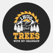 Funny I Hug Trees Chainsaw Logger Mountain Design  ラウンドシール (正面)