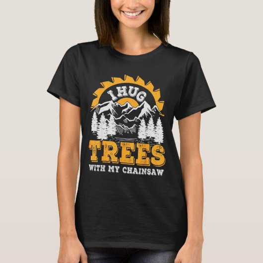 Funny I Hug Trees Chainsaw Logger Mountain Design  Tシャツ (正面)