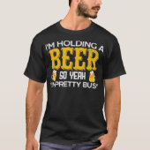 Funny Im Holding a Beer So Yeah Im Pretty Busy Tシャツ (正面)