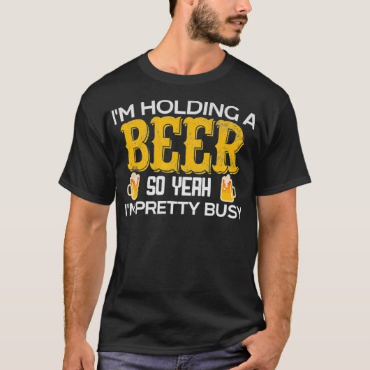Funny Im Holding a Beer So Yeah Im Pretty Busy Tシャツ (正面)
