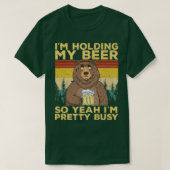 Funny I'm Holding my Beer So Yeahh I'm Pretty Busy Tシャツ (デザイン正面)