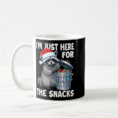 Funny I'm Just Here For The Snacks Raccoon Christm コーヒーマグカップ (左)