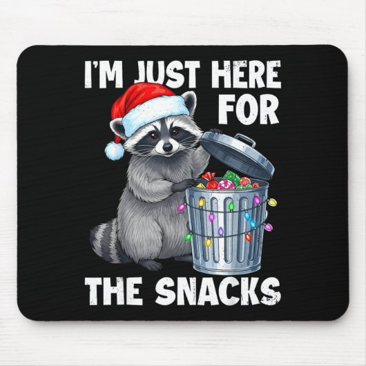 Funny I'm Just Here For The Snacks Raccoon Christm マウスパッド (正面)