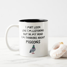 Funny I'm Thinking About Pigeons ツートーンマグカップ