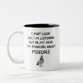 Funny I'm Thinking About Pigeons ツートーンマグカップ (左)