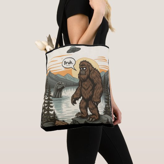 Funny Introvert Bigfoot Sasquatch Loch Ness Retro トートバッグ (クローズアップ)