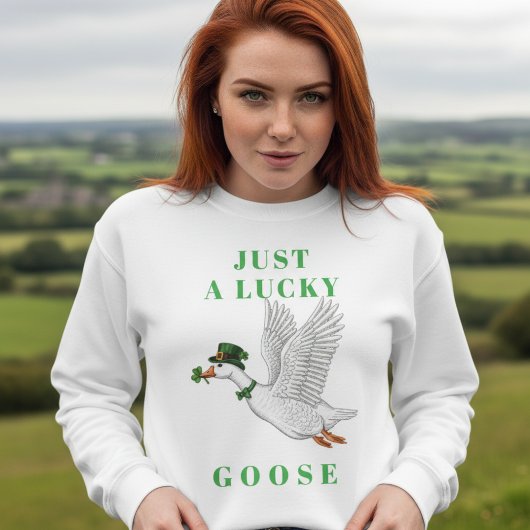 Funny Irish St. Patrick's Day Just a Lucky Goose スウェットシャツ