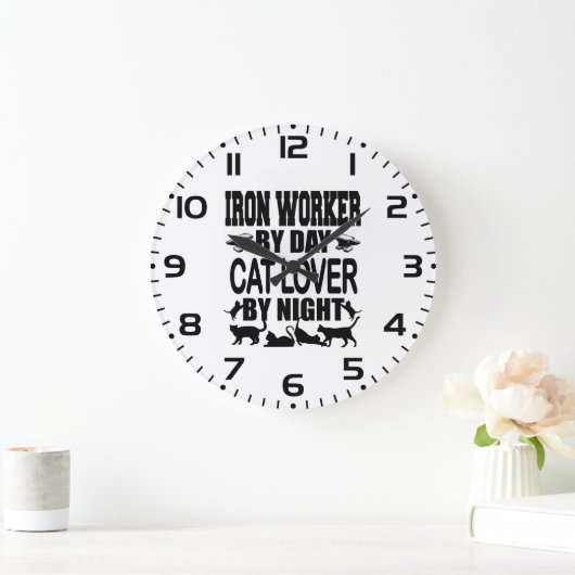 Funny Iron Worker by Day Cat Lover by Night ラージ壁時計 (ホーム)